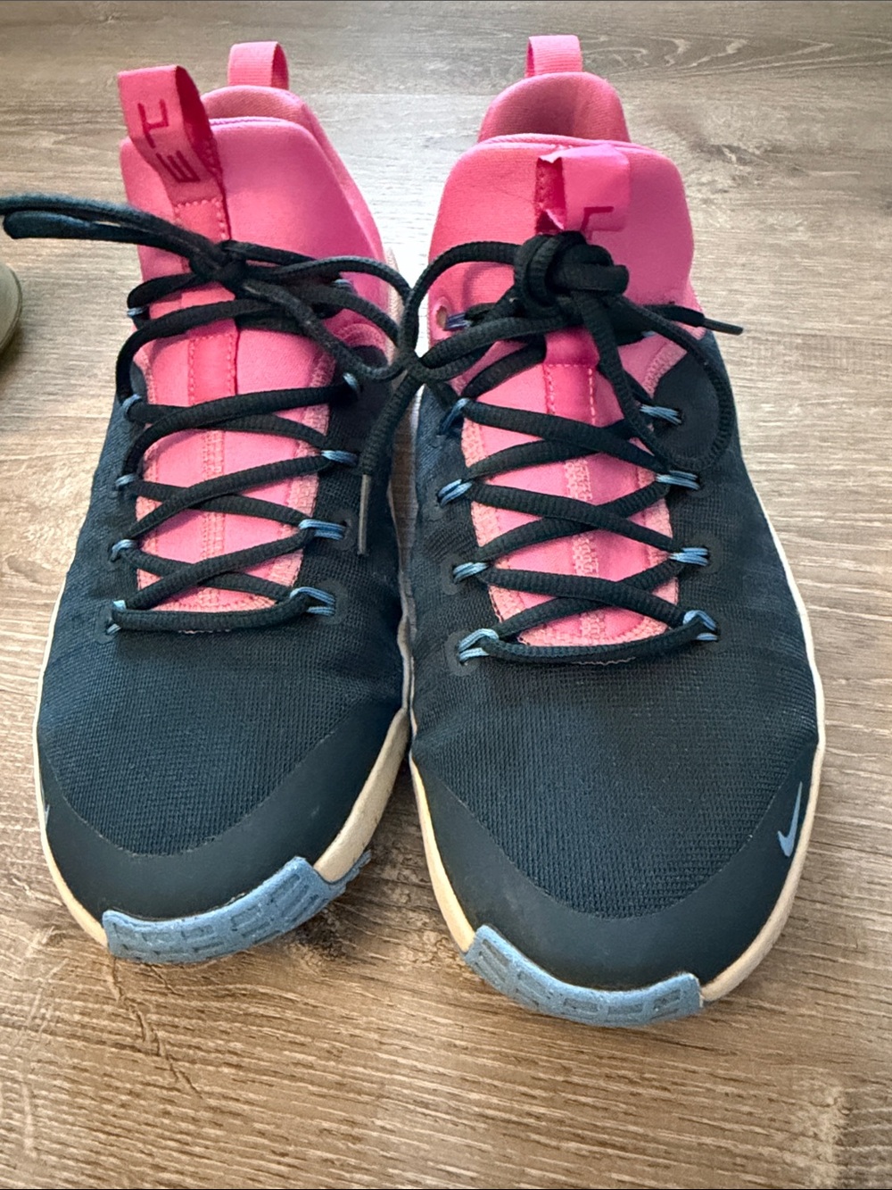 Men’s Nike Metcon - Navy and Pink Lightweight Sneakers.